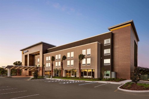 La Quinta Inn & Suites by Wyndham Orlando IDrive Theme Parks - image 36