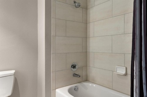 La Quinta Inn & Suites by Wyndham Orlando IDrive Theme Parks - image 37