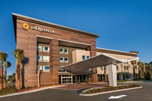 La Quinta Inn & Suites by Wyndham Orlando IDrive Theme Parks - image 39