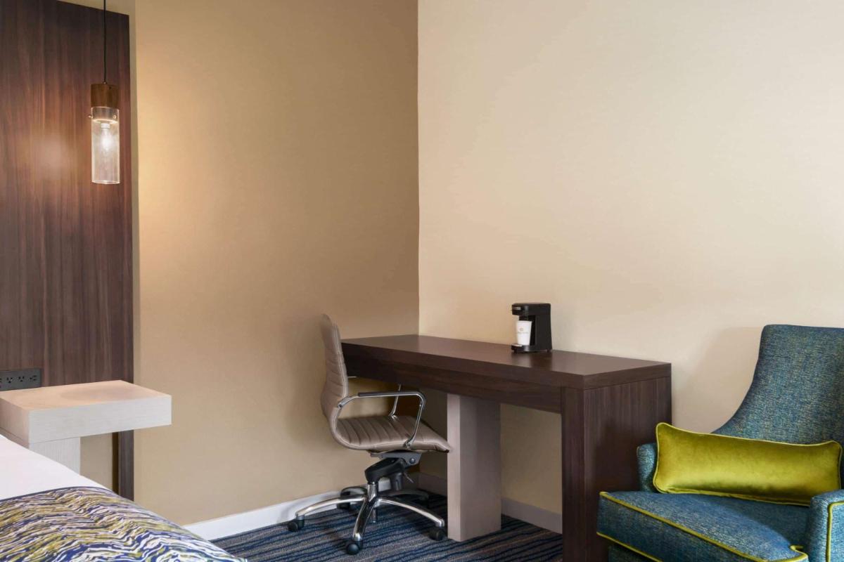 La Quinta Inn & Suites by Wyndham Orlando IDrive Theme Parks - image 4