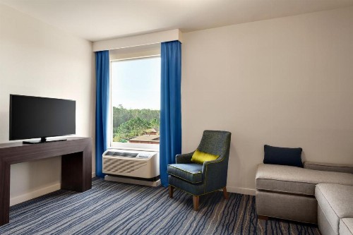 La Quinta Inn & Suites by Wyndham Orlando IDrive Theme Parks - image 40