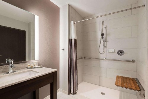 La Quinta Inn & Suites by Wyndham Orlando IDrive Theme Parks - image 43