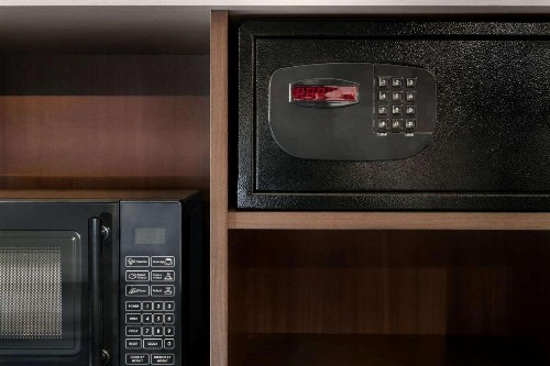 La Quinta Inn & Suites by Wyndham Orlando IDrive Theme Parks - image 5