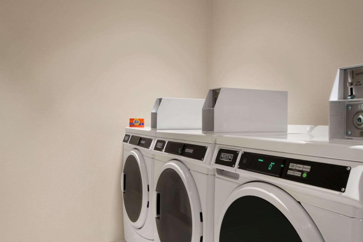 La Quinta Inn & Suites by Wyndham Orlando IDrive Theme Parks - image 6