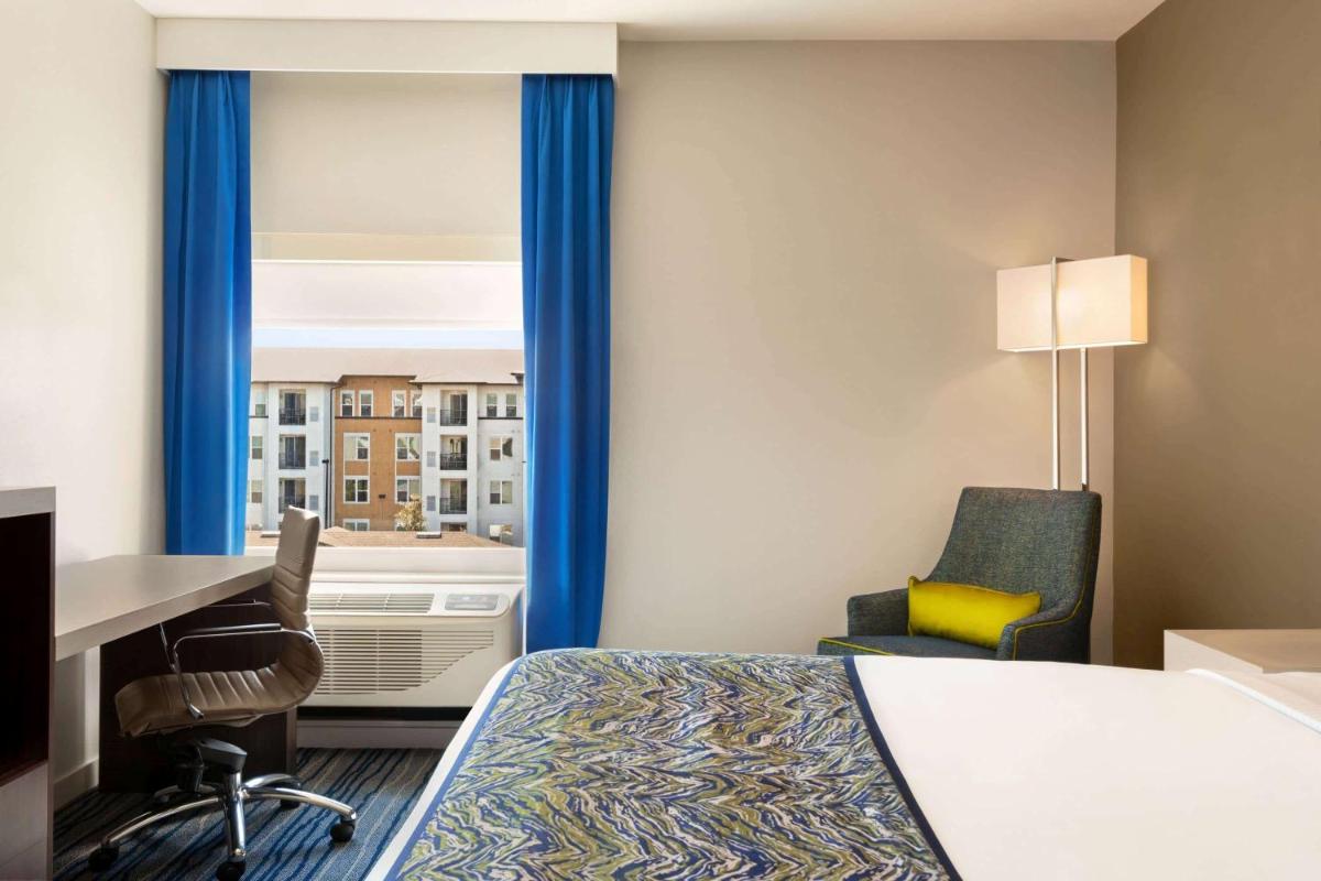 La Quinta Inn & Suites by Wyndham Orlando IDrive Theme Parks - image 7