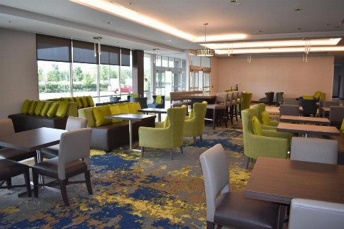 La Quinta Inn & Suites by Wyndham Orlando IDrive Theme Parks - image 9