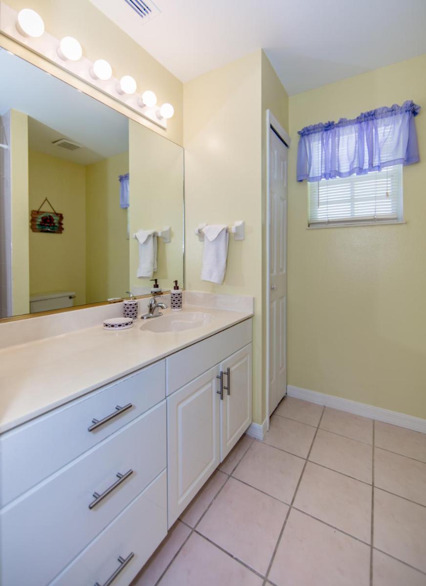 Mickey's Lake Villa 2 - image 2