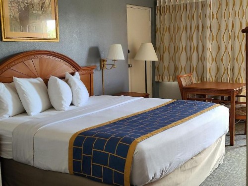 Days Inn and Suites Orlando/UCF Research Park - image 2