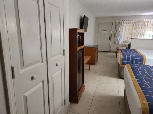 Days Inn and Suites Orlando/UCF Research Park - image 3