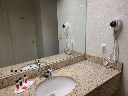 Days Inn and Suites Orlando/UCF Research Park - image 4