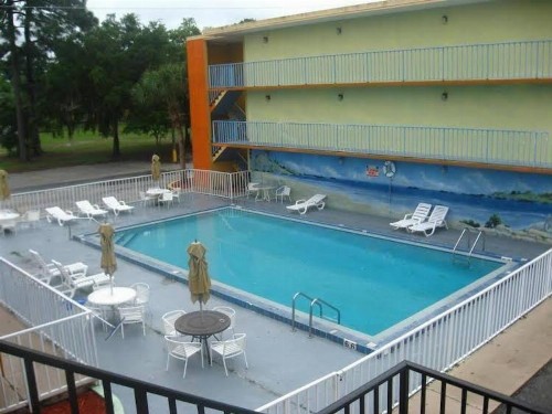 Lake Cecile Inn and Suites - image 3