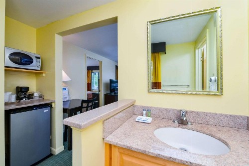 Rodeway Inn Orleans - Cape Cod - image 10