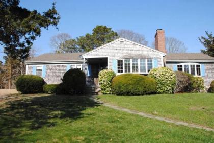 534 Bring Your Family and Pup for the Perfect Beach Getaway to this Clean and Cheerful Home - image 6