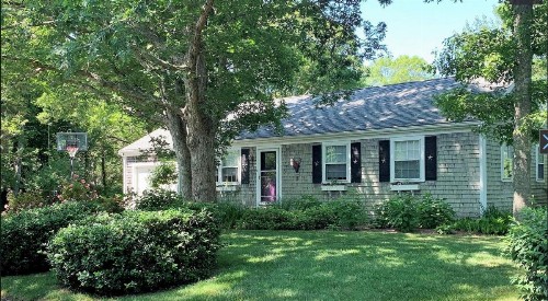 537 Walk to Nauset Beach Sun Room Porch Fire Pit Dartboard and Dog Friendly