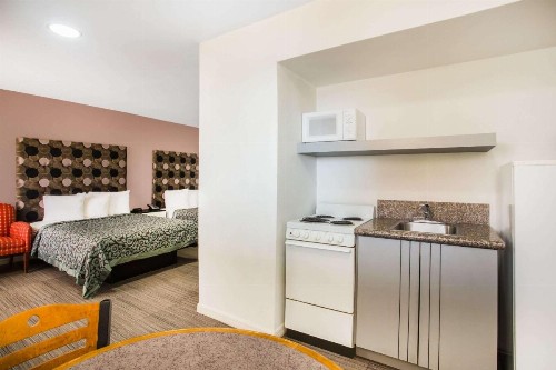 Days Inn by Wyndham Ormond Beach Mainsail Oceanfront - image 4