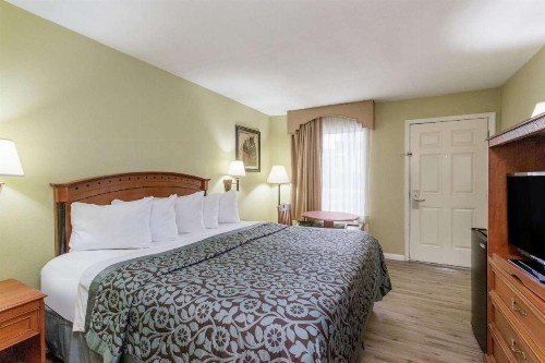 Days Inn by Wyndham Ormond Beach - image 4