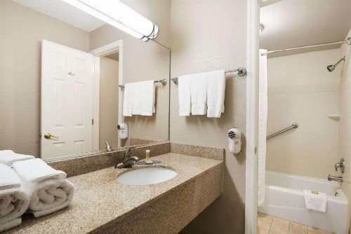 Super 8 by Wyndham Ormond Beach - image 10