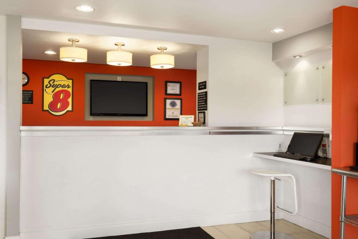 Super 8 by Wyndham Ormond Beach - image 2