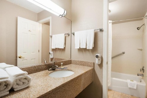 Super 8 by Wyndham Ormond Beach - image 3