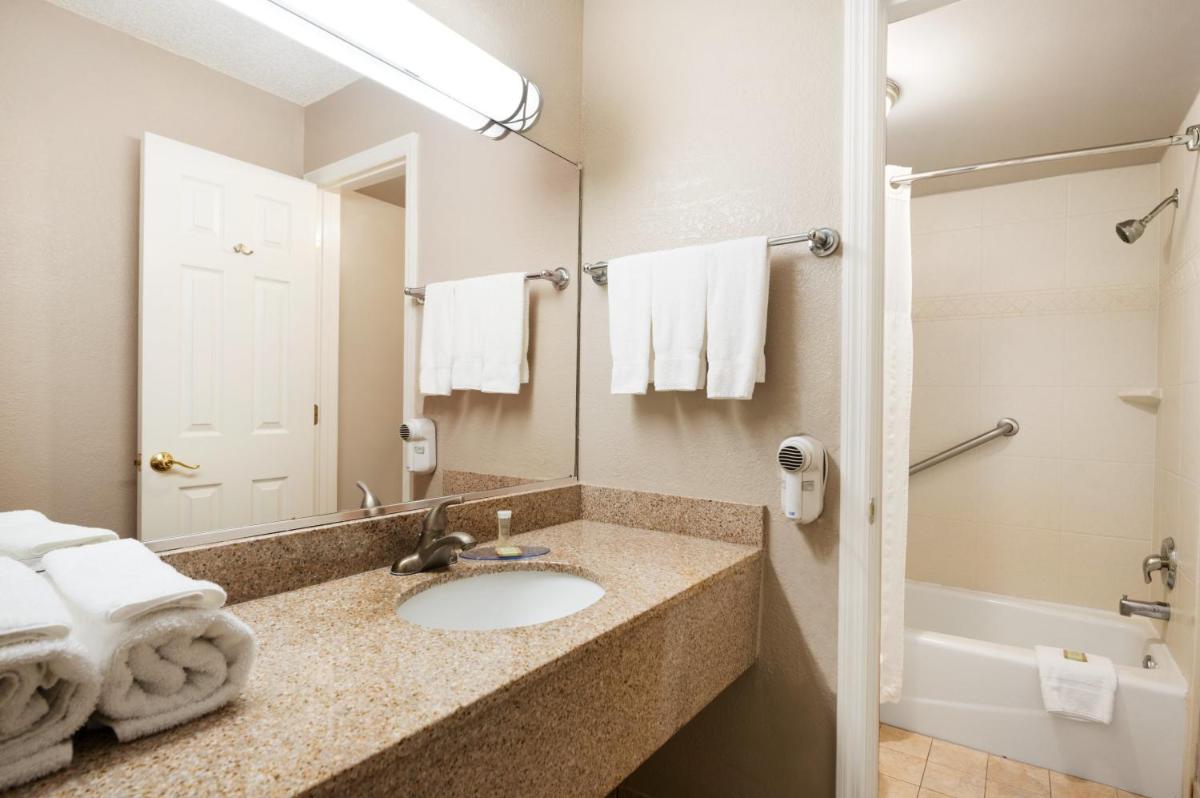 Super 8 by Wyndham Ormond Beach - image 3