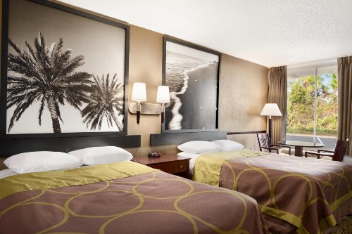 Super 8 by Wyndham Ormond Beach - image 4