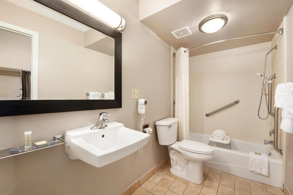 Super 8 by Wyndham Ormond Beach - image 7