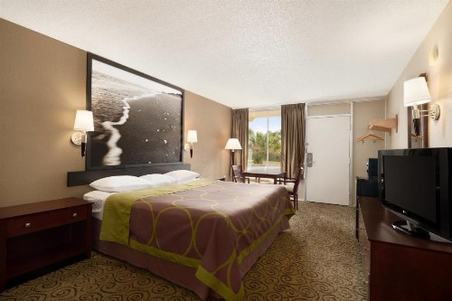 Super 8 by Wyndham Ormond Beach - image 9