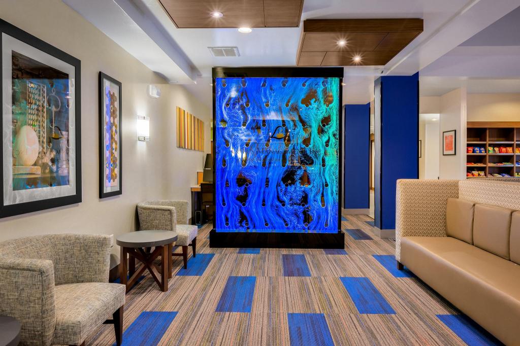 Holiday Inn Express Hotel & Suites Oroville Southwest - image 2