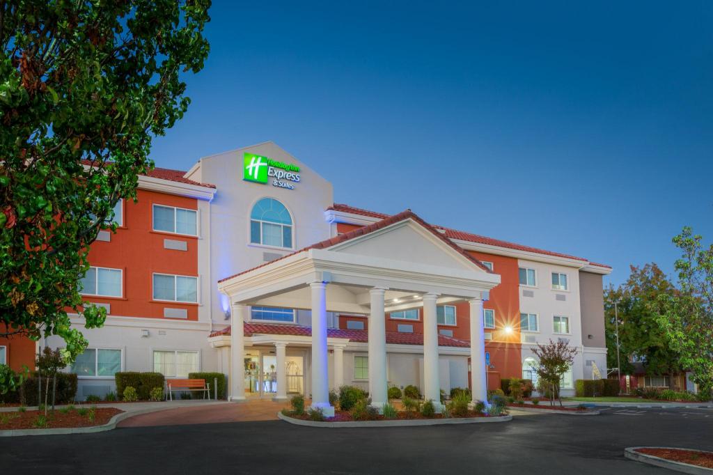 Holiday Inn Express Hotel & Suites Oroville Southwest - image 4