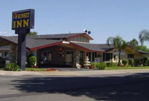 Sunset Inn Lake Oroville - image 11