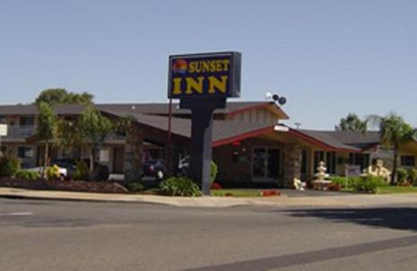 Sunset Inn Lake Oroville - image 3
