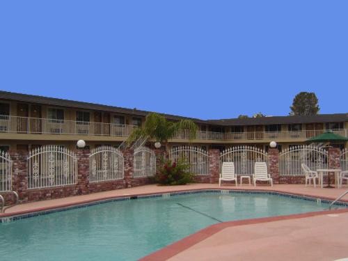 Sunset Inn Lake Oroville - image 4