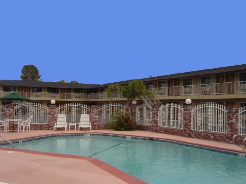 Sunset Inn Lake Oroville - image 6
