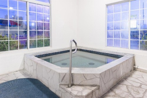 Baymont by Wyndham Osage Beach - image 12