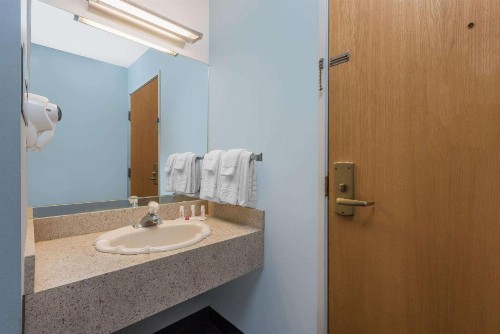 Days Inn by Wyndham Osage Beach Lake of the Ozarks - image 10