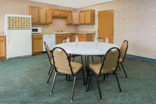 Days Inn by Wyndham Osage Beach Lake of the Ozarks - image 13