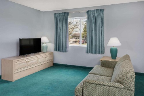 Days Inn by Wyndham Osage Beach Lake of the Ozarks - image 16