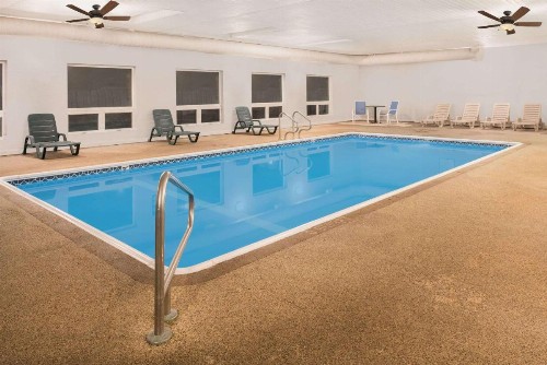 Days Inn by Wyndham Osage Beach Lake of the Ozarks - image 2
