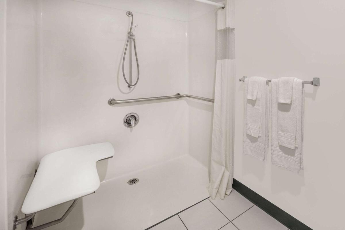 Days Inn by Wyndham Osage Beach Lake of the Ozarks - image 7