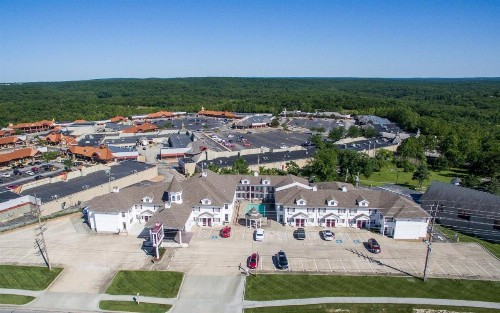 Osage Village Inn - image 2