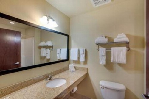 AmericInn by Wyndham Oshkosh - image 7