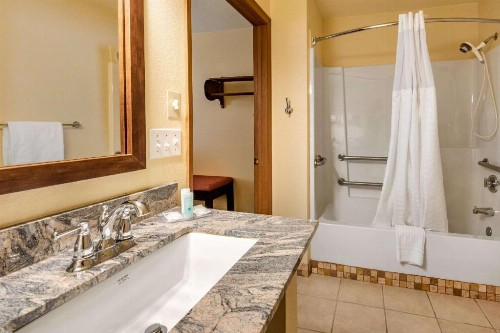 Quality Inn - image 30