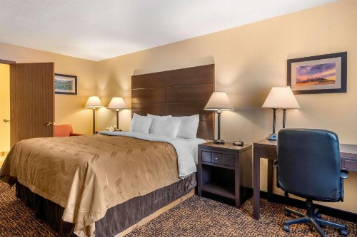 Quality Inn - image 32