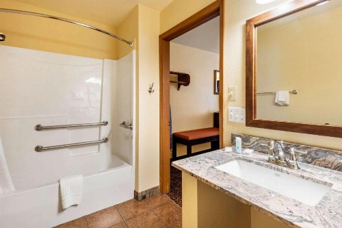 Quality Inn - image 36