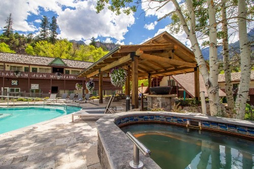 Twin Peaks Lodge & Hot Springs - image 21
