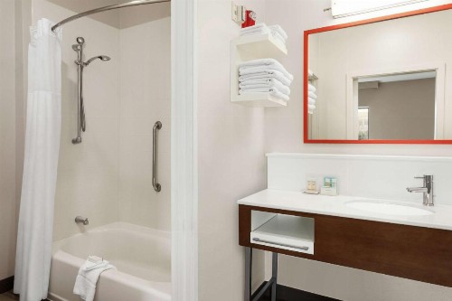 Hampton Inn & Suites Overland Park South - image 20
