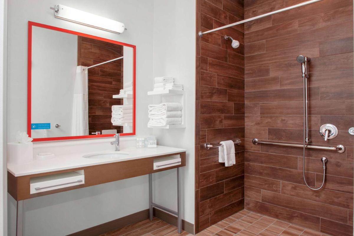Hampton Inn & Suites Overland Park South - image 5
