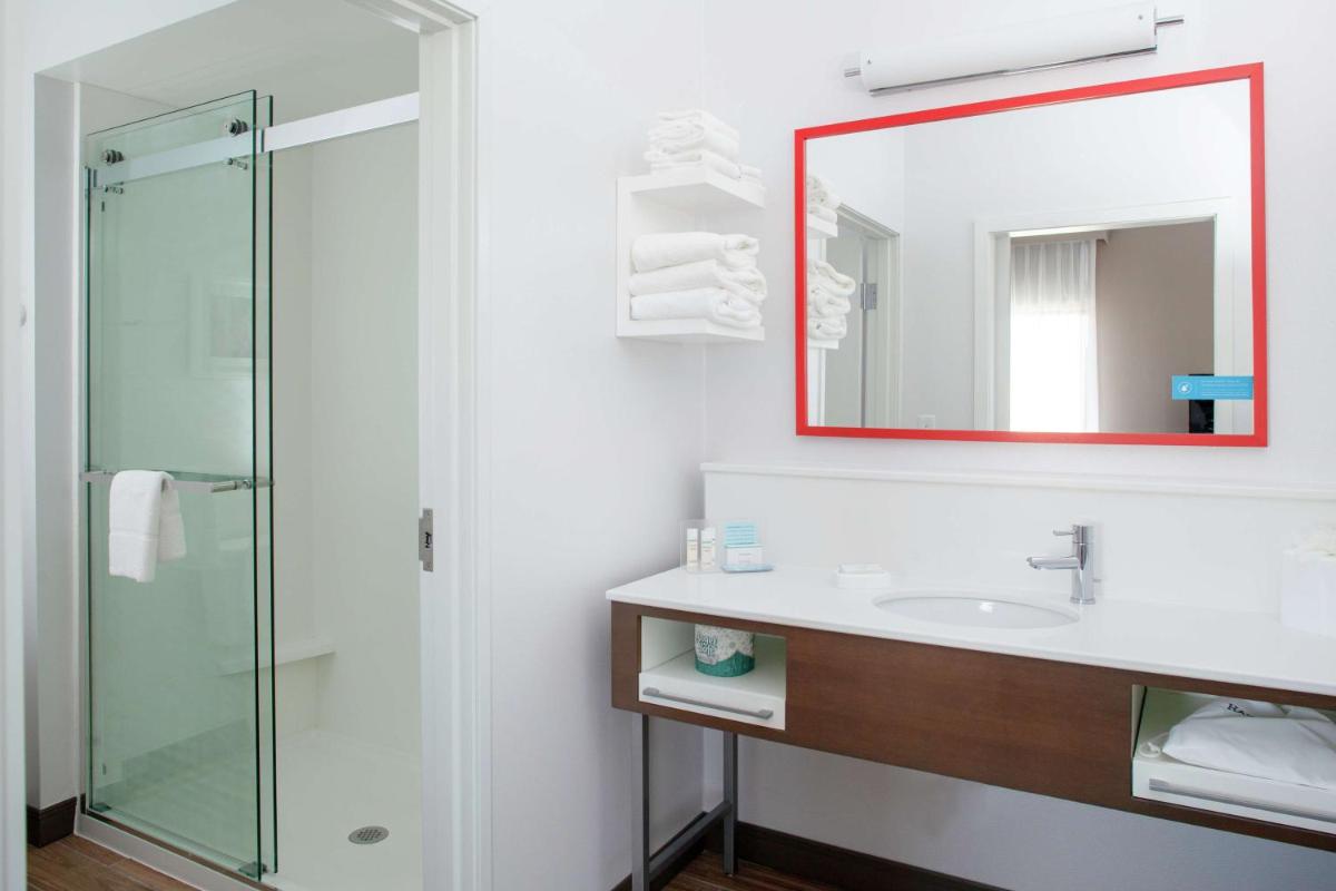 Hampton Inn & Suites Overland Park South - image 7