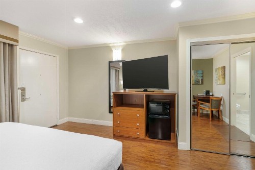 Best Western Oxnard Inn - image 11
