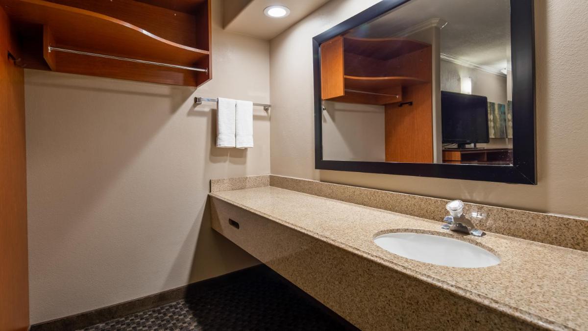 Best Western Oxnard Inn - image 6